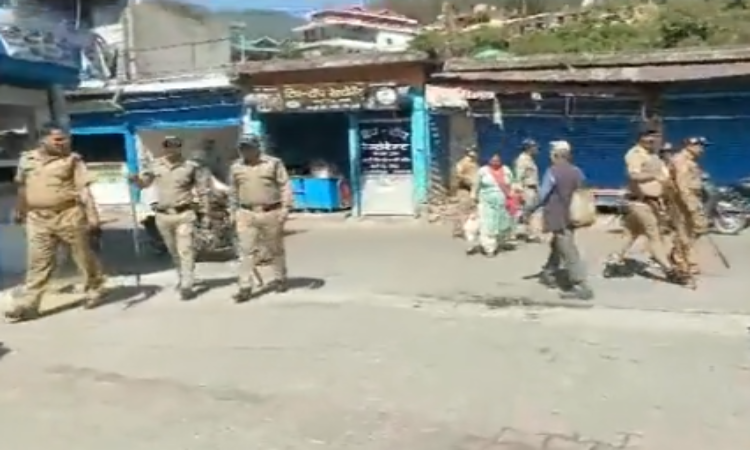 Uttarkashi News: उत्तरकाशी के पुरोला जिले में सुबह के दौरान सुनसान नजर आई सड़के, पुलिस भ्रमण करती आई नजर