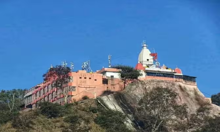 Mansa Devi Temple: भारी बारिश और लैंडस्लाइड के कारण दरक रहा मनसा देवी मंदिर का पहाड़, 12 हजार लोग पर मडरा रहा खतरा!