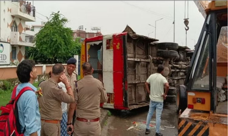 Haridwar Accident: कल देर शाम देहरादून-दिल्ली हाईवे पर सड़क हादसा, 57 यात्रियों से भरी यूपी रोडवेज की बस पलटी, लोगों में मची चीख-पुकार