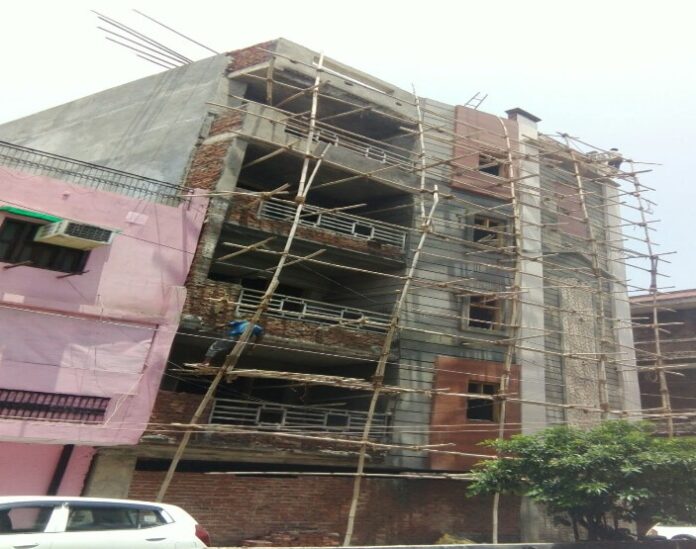 Noida News: अधिकारियों की लापरवाही से कई जिंदगियां लगी दाव पर, धड़ल्ले से हो रहा है अवैध निर्माण....