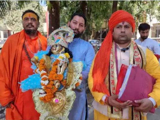 मथुरा में कृष्ण जन्मभूमि विवाद: ट्रस्ट ने वैज्ञानिक सर्वेक्षण की मांग को लेकर सुप्रीम कोर्ट का रुख किया…