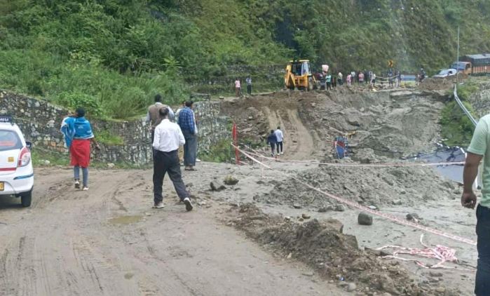 Chamba Landslide : पहाड़ी से गिरे मलबे में जिंदा दफन हो गया एक चार महीने का बच्चा, एक और शव बरामद