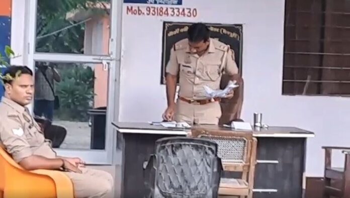 Mainpuri News: पुलिस का अमानवी चेहरा आया सामने, सिपाही दो भाइयों को घर से उठा लाये थाने और छोडने पर मांगी रिश्वत.....  