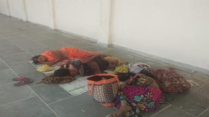Mathura News: गोवर्धन बस स्टैंड पर बेहोशी की हालात में मिली महिला श्रद्धालु, जहर खुरानी की आशंका