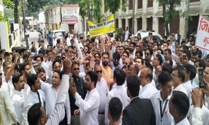 Muzaffarnagar News: मुजफ्फरनगर में वकीलों ने कामकाज बंद कर किया प्रदर्शन...