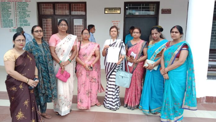 Azamgarh News: चिल्ड्रन गर्ल्स कॉलेज 11वीं की छात्रा श्रेया तिवारी के मामले में, अभया महिला सेवा संस्थान ने की जिलाधिकारी से विभिन्न मांग...