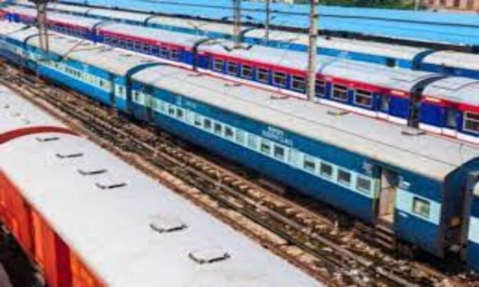 Gorakhpur News: गोरखपुर से जाने और आने वाली 57 ट्रेने कैंसिल, 8 का बदला गया रूट, यात्रियों की बढ़ी परेशानी....