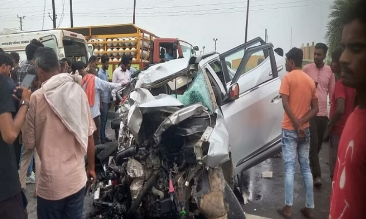 UP Road Accident: सड़क हादसा! कार को ट्रक ने मारी टक्कर, दो लोगों की मौत, तीन लोग गंभीर रूप से घायल