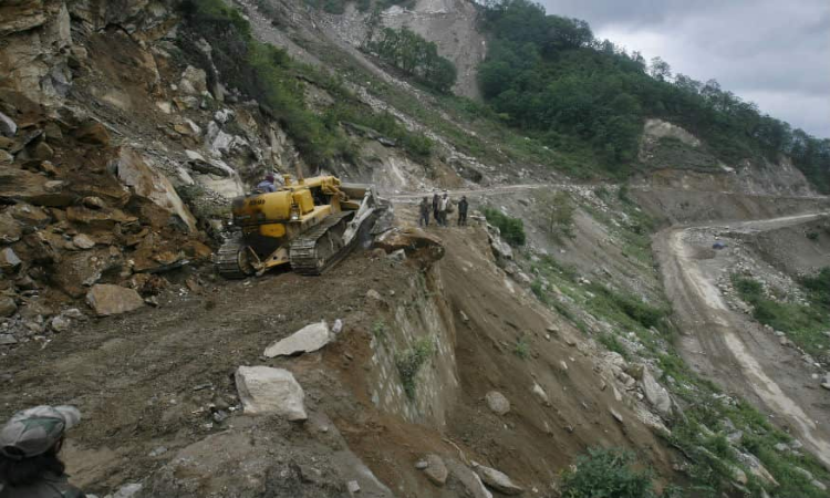 Rishikesh Landslide: बड़ी ख़बर! ऋषिकेश नीलकंठ मार्ग पर हुआ भारी भूस्खलन, रोकी गई वाहनों की आवाजाही