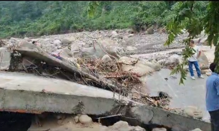 Haldwani flood: हल्द्वानी में बारिश के कारण भारी नुकसान, 6 मकान बुरी तरह क्षतिग्रस्त, जिलाधिकारी ने क्षेत्र का लिया जायजा