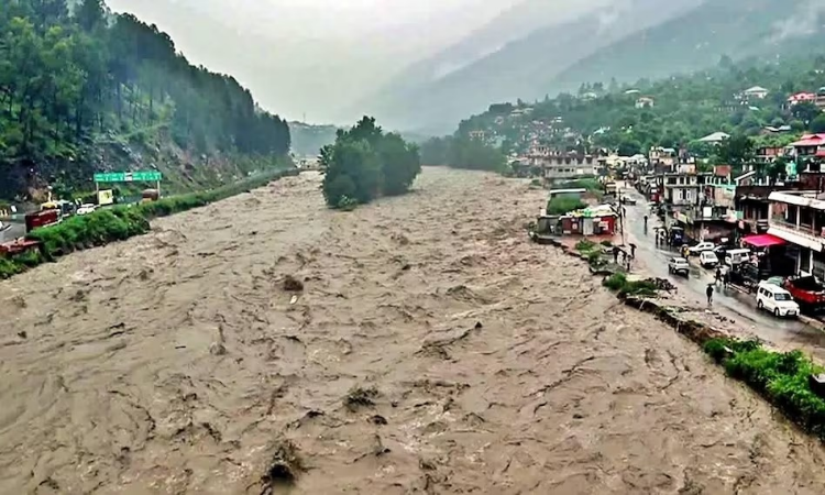 Uttarakhand Weather Alert: प्रदेश में आफत भरी बारिश!  सात जिलों में बारिश का येलो अलर्ट, भूस्खलन और बाढ़ की मार झेल रहा उत्तराखंड