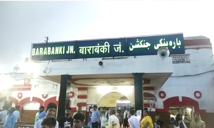 Barabanki News: बाराबंकी में वंदे भारत एक्सप्रेस ट्रेन पर पथराव, सीसीटीवी खंगाल तलाश में जुटी पुलिस