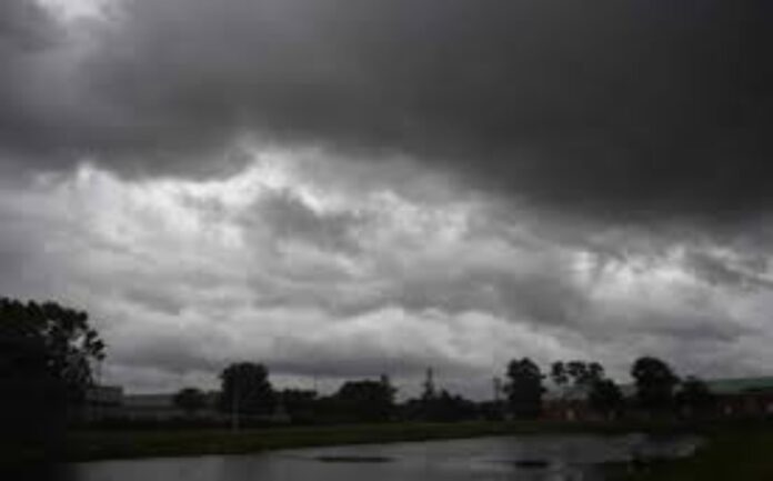 Lucknow weather: 13 जिलों में गरज चमक के साथ होगी बारिश, पूर्वी यूपी में मौसम विभाग ने येलो अलर्ट जारी किया...