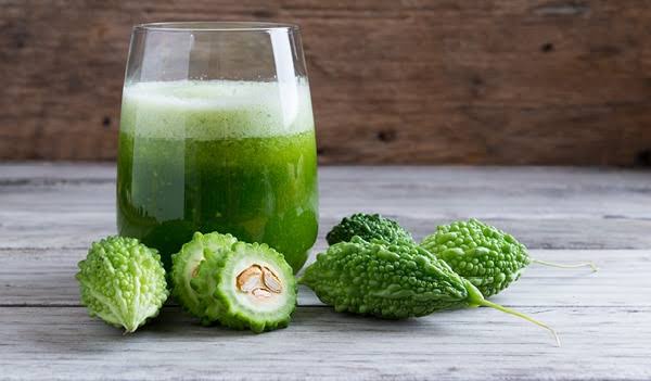 Karela Juice Benefits: डायबिटीज के पेशेंट के लिए रामबाण है करेले का जूस, जानिए इसे पीने के फायदे