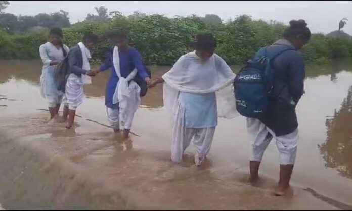Mahoba News: जान जोखिम में डालकर स्कूल जाने को मजबूर छात्र-छात्राएं, पानी से भरे चेकडैम के रपटा से निकल रहे नौनिहाल...