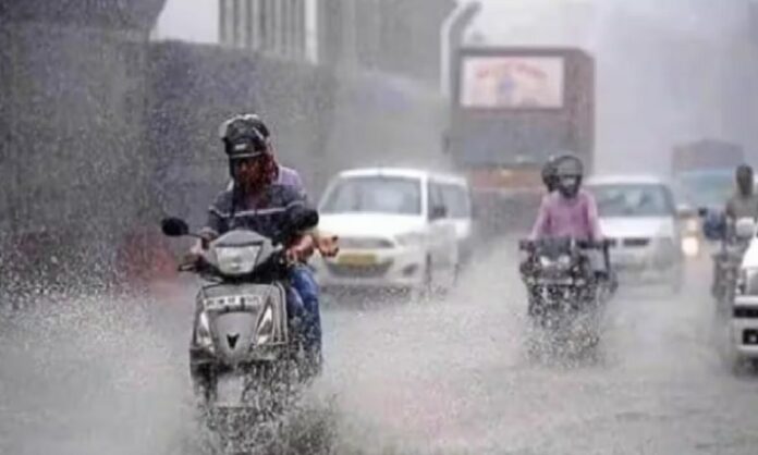 Lucknow News: यूपी में भारी बारिश के चलते लोगो का जीवन अस्त व्यस्त, डीएम ने दिए स्कूलों में छूट्टी के आदेश...