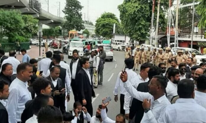 Lucknow News: लखनऊ में हापुड़ कांड के विरोध मेंअधिवक्ताओं का प्रदर्शन जारी...