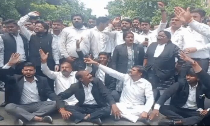 Lucknow News: हापुड़ की घटना के विरोध में वकीलों का प्रदर्शन थमने का नाम नही ले रहा, आज लखनऊ में हड़ताल पर रहेंगे अधिवक्ता...