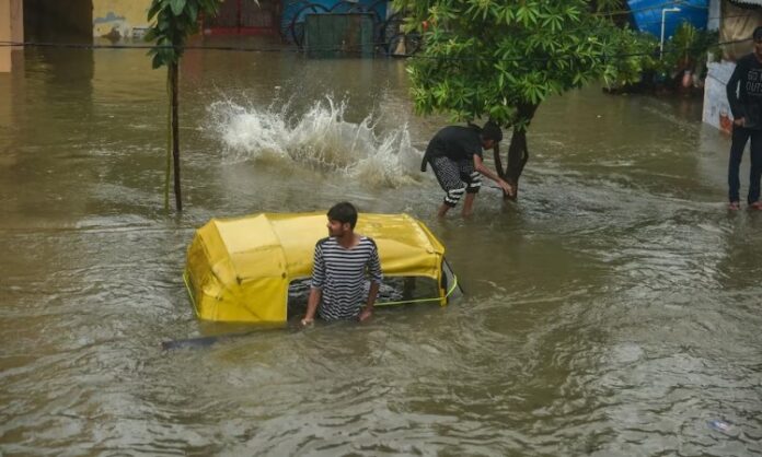 Barabanki News: भारी बारिश के चलते बाराबंकी में हालत हो रहे बेकाबू, रेलवे ट्रैक और गांव में भी भारी जलभराव.....