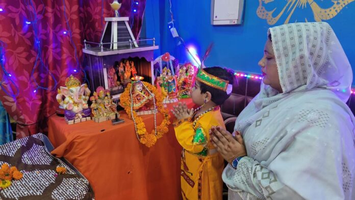 Aligarh News: रूबी आसिफ ने की जन्माष्टमी की पूजा, फतवा भी हुआ था जारी, हर त्योहार में हैं सक्रिय....