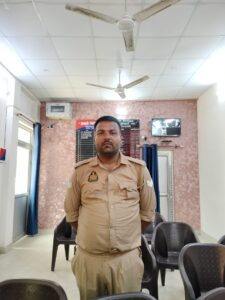 Barabanki News: A young man became a fake policeman for illegal earnings, used to make illegal extortions by wearing uniform every day