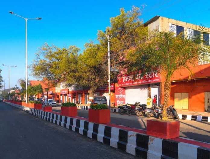 Agra News : आगरा में तैयारियां जोरों से, सड़कों के दोनो ओर रंग बिरंगे झंडों से सजाया गया
