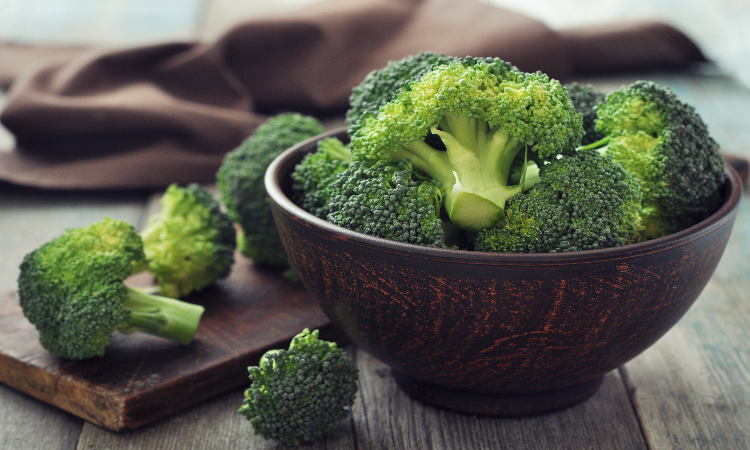 Broccoli: अगर आप के भी शरीर में है खून की कमी तो आज ही डाइट में शामिल करें ब्रोकली, जानें इसके स्वास्थ्य फायदें