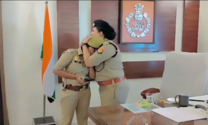 जब आईपीएस के तबादले पर रो पड़ी महिला पुलिसकर्मी