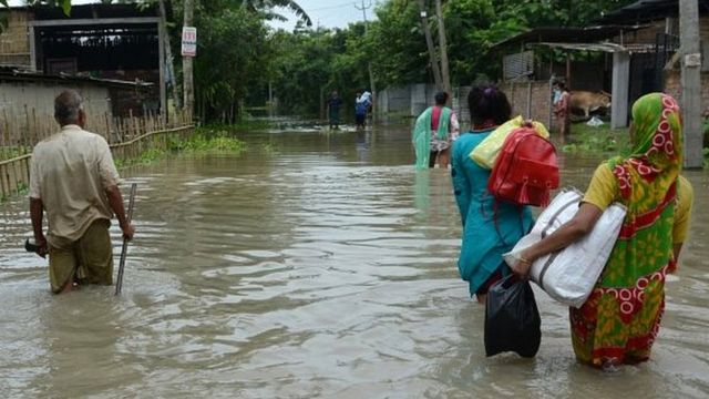 Barabanki News : भारी बारिश के चलते बाराबंकी में हालत हो रहे बेकाबू,टापू बने घरों को कराया जा रहा खाली, रेलवे ट्रैक और गांव में भी भारी जलभराव