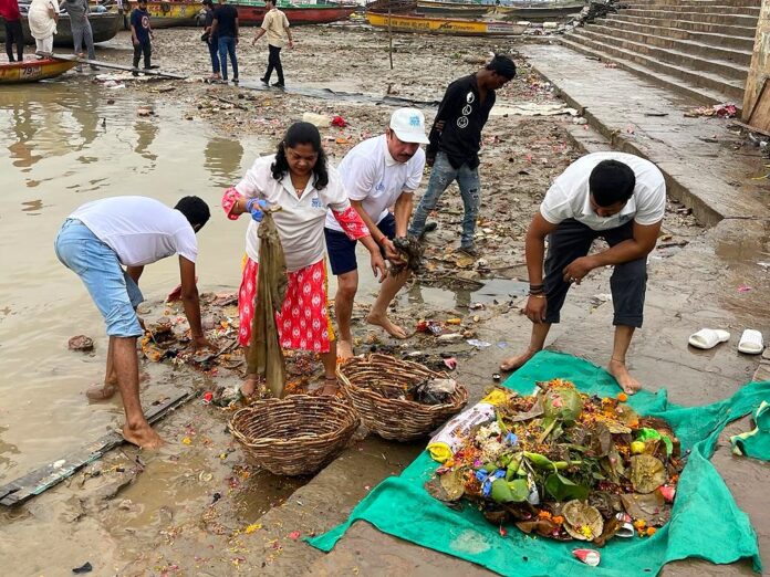 Varanasi News : कचरा मुक्त भारत कचरा मुक्त घाट का आह्वान करते हुए राजघाट से नमोघाट तक निकाली जागरूकता पदयात्रा