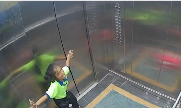 लिफ्ट में फंसी बच्ची जब रो-रोकर लगाती रही बचाने की गुहार