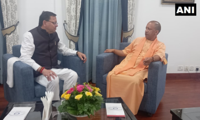 देवभूमि पहुंचे मुख्यमंत्री योगी का CM धामी ने किया स्वागत