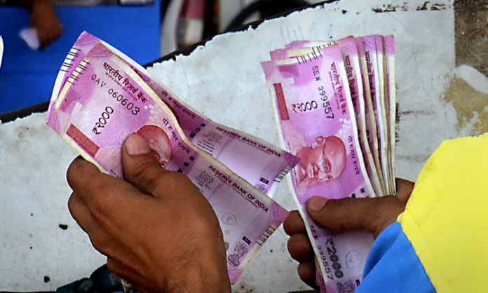 2000 रुपए के नोट बदलने का आज है आखिरी मौका