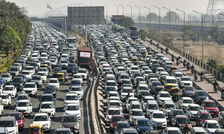 Noida Traffic: नोएडा में कई जगहों पर दशहरा के चलते डायवर्जन, प्रशासन ने जारी किया हेल्पलाइन नंबर