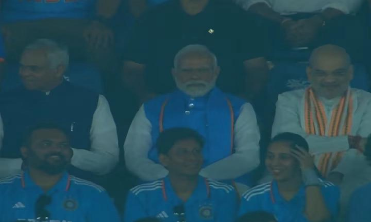 World Cup Final: मुश्किल में भारत, जोश बढ़ाने स्टेडियम में पहुँचे प्रधानमंत्री मोदी