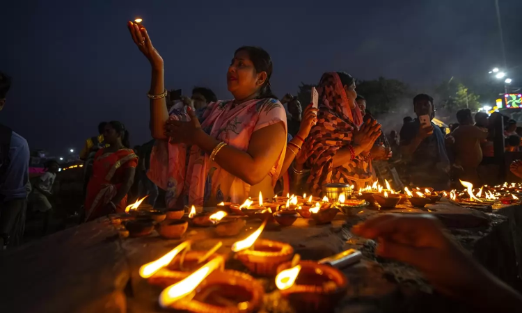 Dev Deepawali 2023: दिवाली के 15 दिन बाद क्यों मनाया जाता है देव दीपावली त्योहार, जानिए वजह