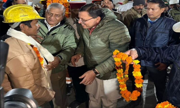 Uttarkashi Tunnel Rescue: मजदूरों को घर तक पहुंचाएगी धामी सरकार, जानें कैसे होगी मदद