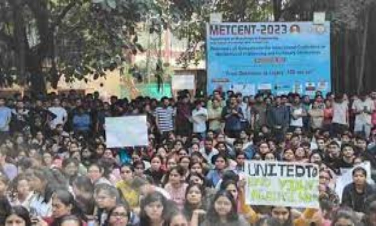 IIT BHU:  आज फिर सड़कों पर उतरे बीएचयू के छात्र, पोस्टर बैनर के साथ हंगामा