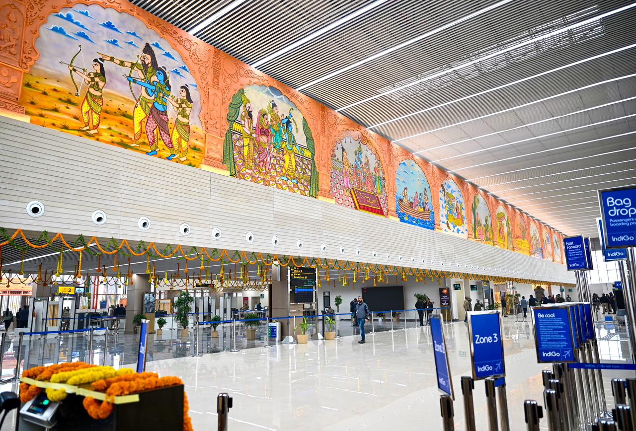 Ayodhya Airport : लग्जरी दुकाने, धनुष-बाण से सजी दीवार… ,महर्षि वाल्मीकि अंतर्राष्ट्रीय हवाई अड्डा की तस्वीरें आई सामने