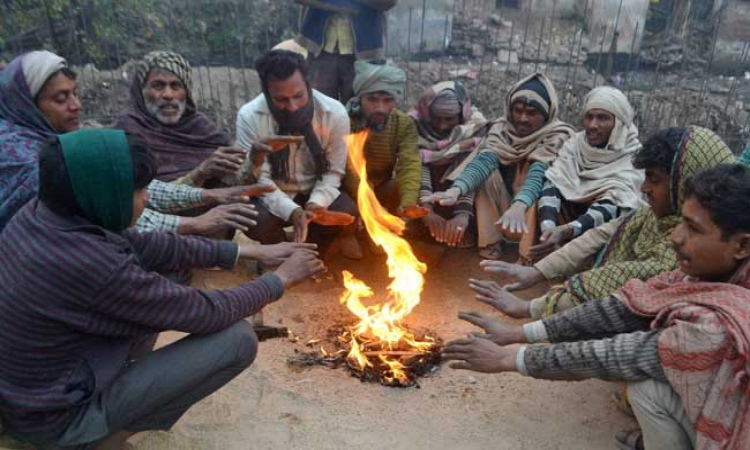 UP Weather: नोएडा से लखनऊ तक ठंड का कहर, आने वाले दिनों में और गिरगा टेंपरेचर, जानें आज के मौसम का हाल