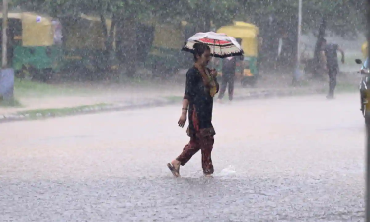 UP Weather: यूपी में मौसम बेईमान! इन इलाकों में बारिश की संभावना, जानें अपने शहर का हाल