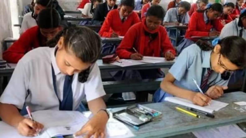 UP Board Exam 2024 : 3 लाख से अधिक ने छोड़ा हिन्दी का पेपर, नकलचियों पर नकेल के बीच दिखा असर