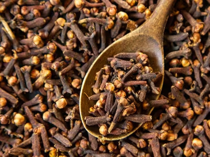 Benefits Of Clove : कई तरह की खतरनाक बीमारियों से मिलेगी राहत, सोने से पहले कर लें ये काम