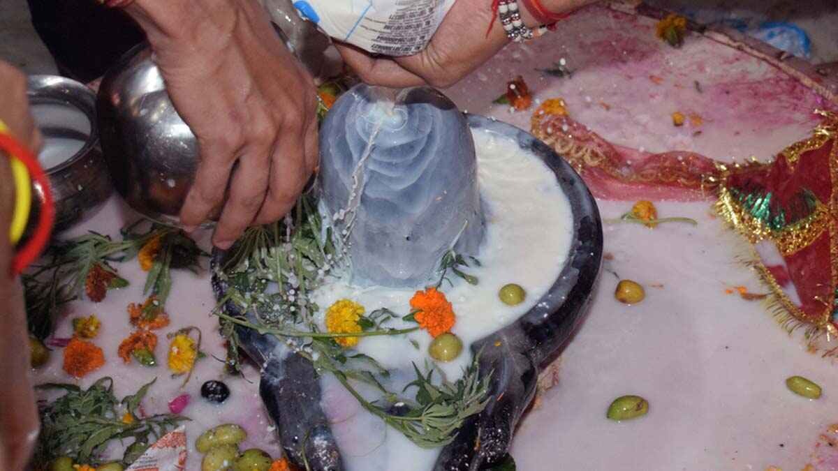 Shivling Puja Vidhi: शिवरात्रि पर भोलेनाथ को जरूर चढ़ाएं ये चीजें, सभी परेशानियां हो जाएंगी दूर