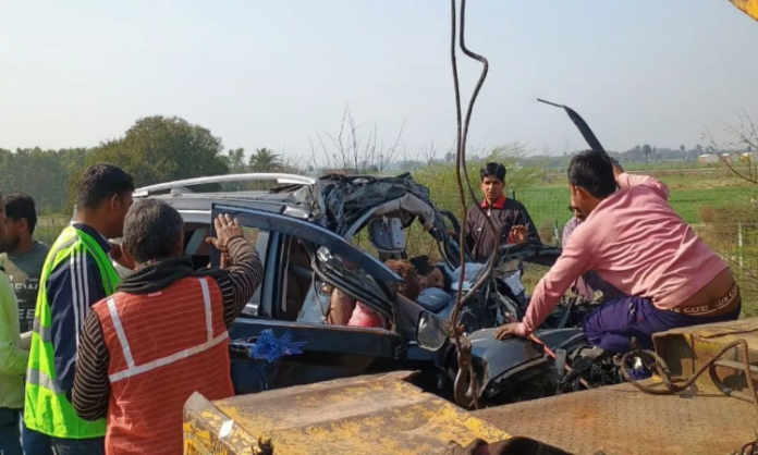Accident At Agra Lucknow Expressway: आगरा-लखनऊ एक्सप्रेस-वे पर खड़े ट्रक में घुसी कार