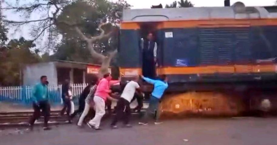 Train: धक्का देकर स्टेशन तक पहुंचाई  ट्रेन, Video देखकर हर कोई हैरान