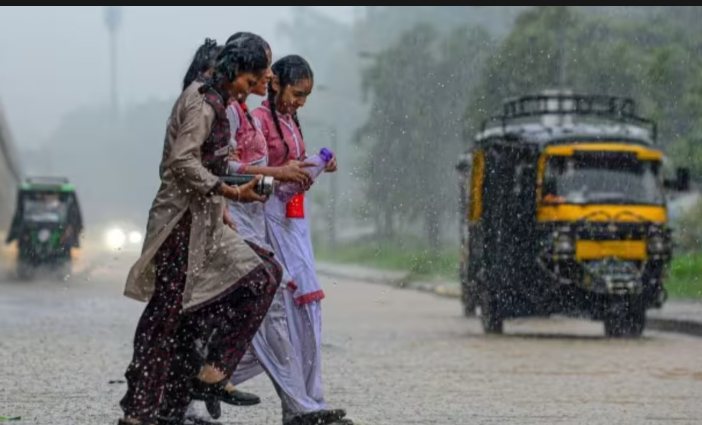 पश्चिमी यूपी समेत कई शहरों में बारिश के आसार, जानें बदलाव की वजह