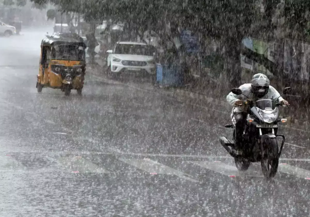 UP Weather: यूपी के मौसम ने ली करवट, कई हिस्सों में बारिश का अलर्ट