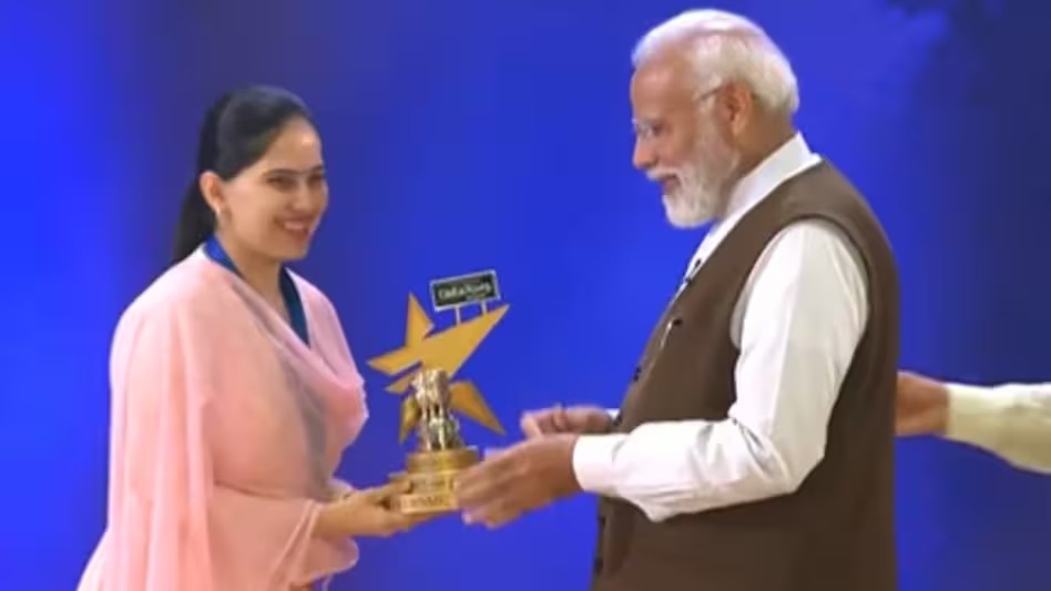 Jaya Kishori: जया किशोरी को PM मोदी ने सर्वश्रेष्ठ रचनाकार का दिया पुरस्कार