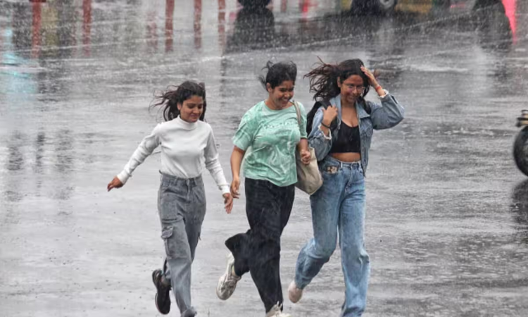 UP Weather: यूपी के कई इलाकों में बारिश होने के आसार, जानिए मौसम विभाग की भविष्यवाणी